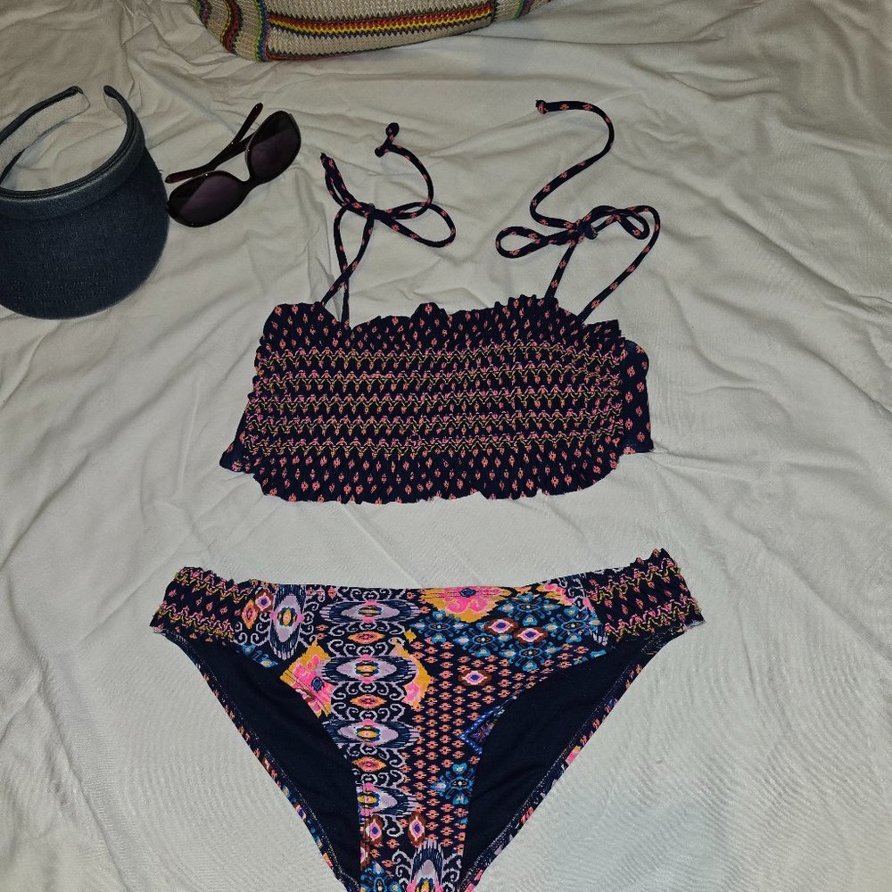 No Boundaries Colorful Ruffled & Seared Top, Seared Sides on bottom Bikini Sz M